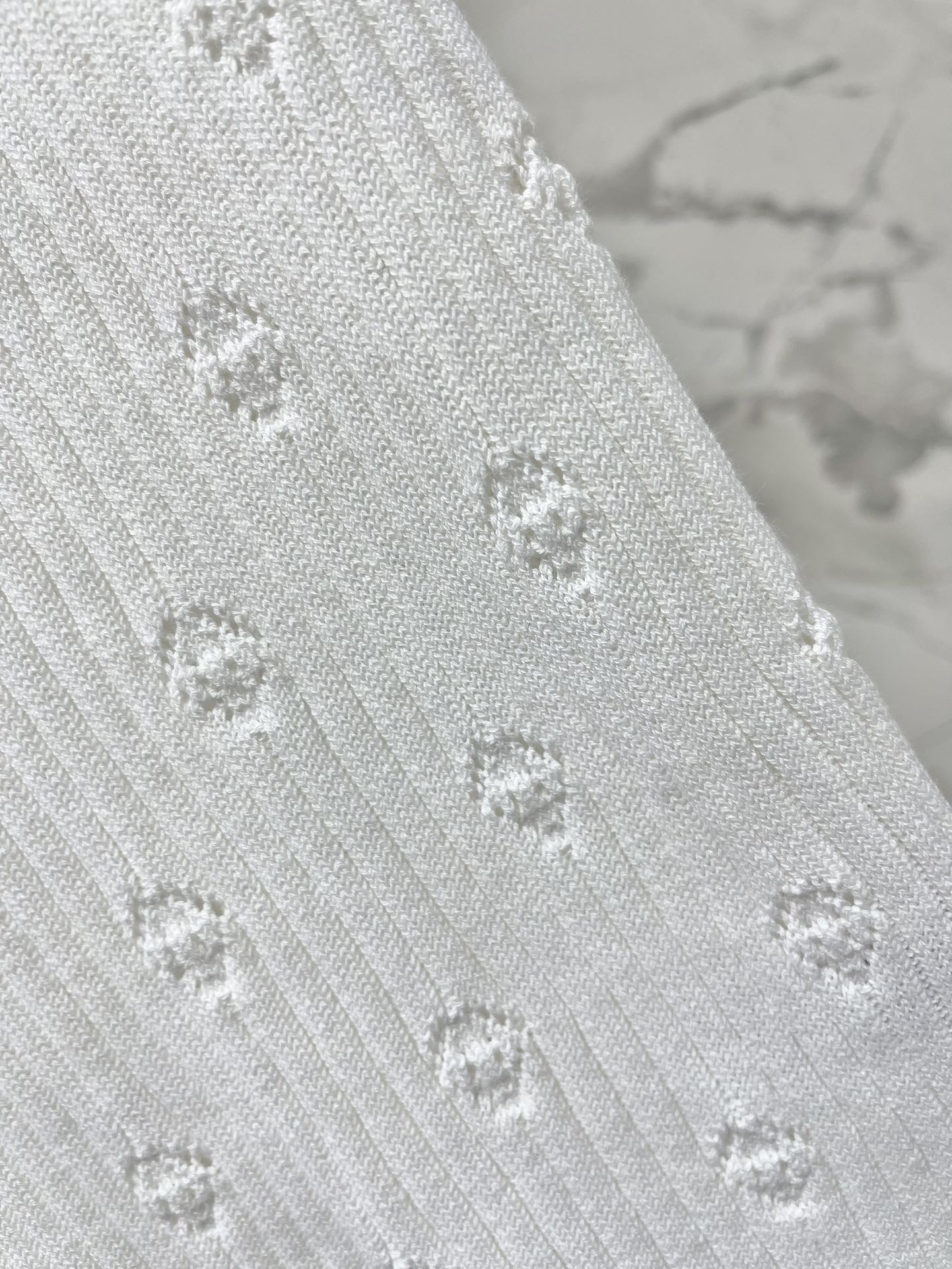 Hohlstrickweste mit Perforationen