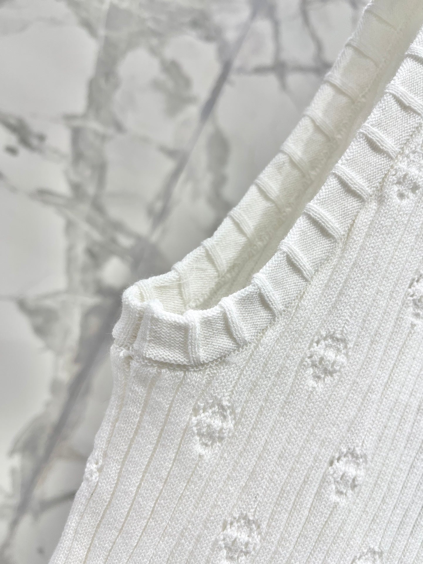 Hohlstrickweste mit Perforationen