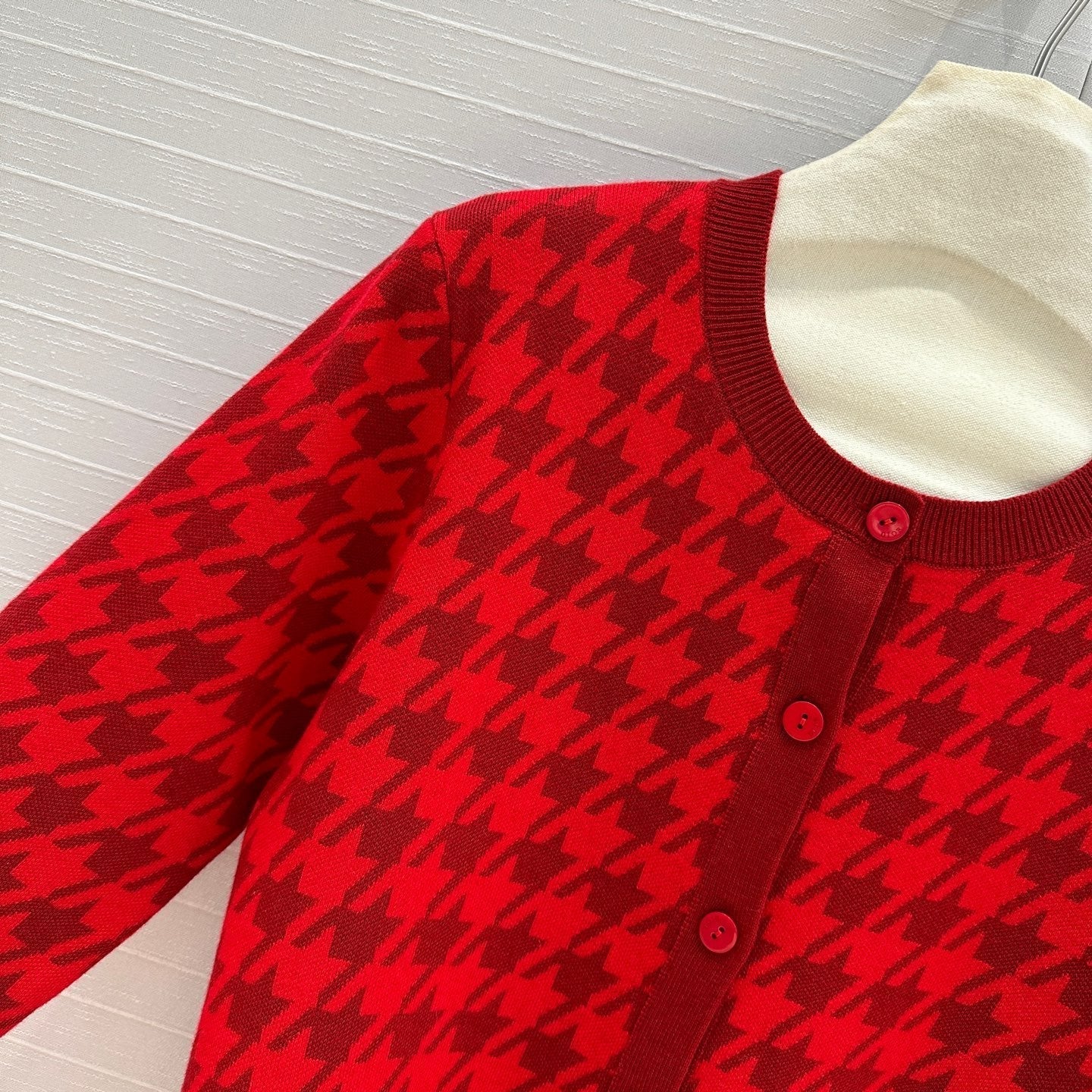 Cardigan en tricot pied-de-poule avec bordure dorée