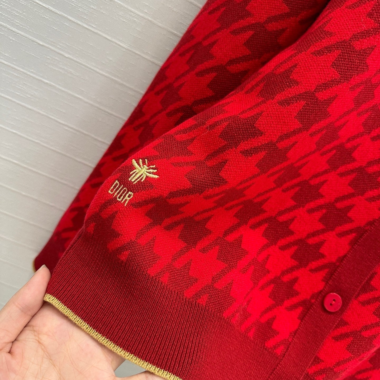 Cardigan en tricot pied-de-poule avec bordure dorée