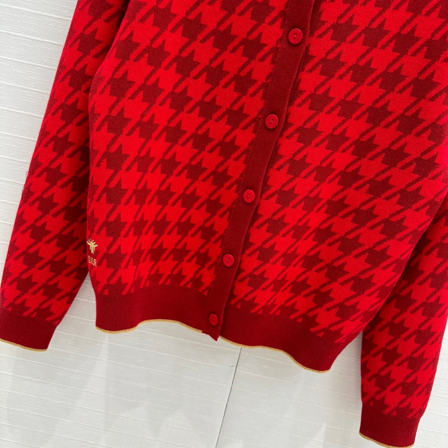 Cardigan en tricot pied-de-poule avec bordure dorée