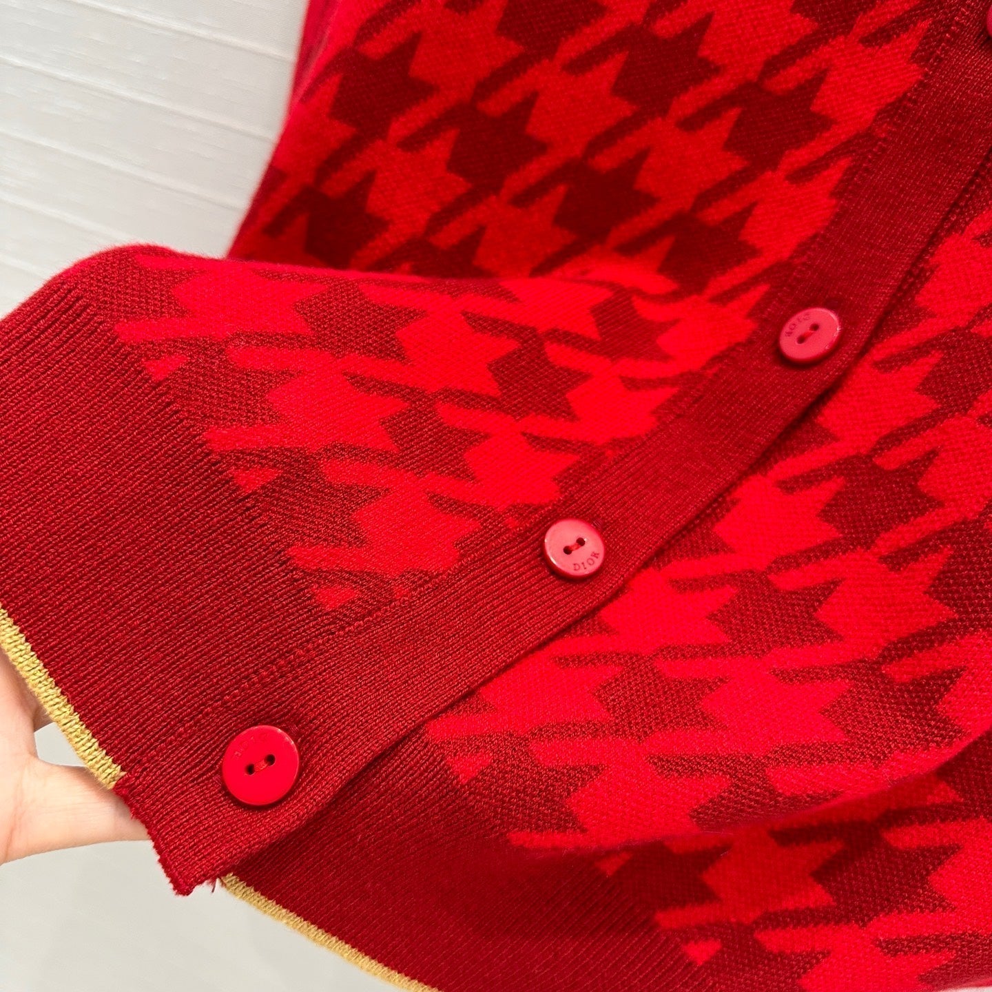 Cardigan en tricot pied-de-poule avec bordure dorée