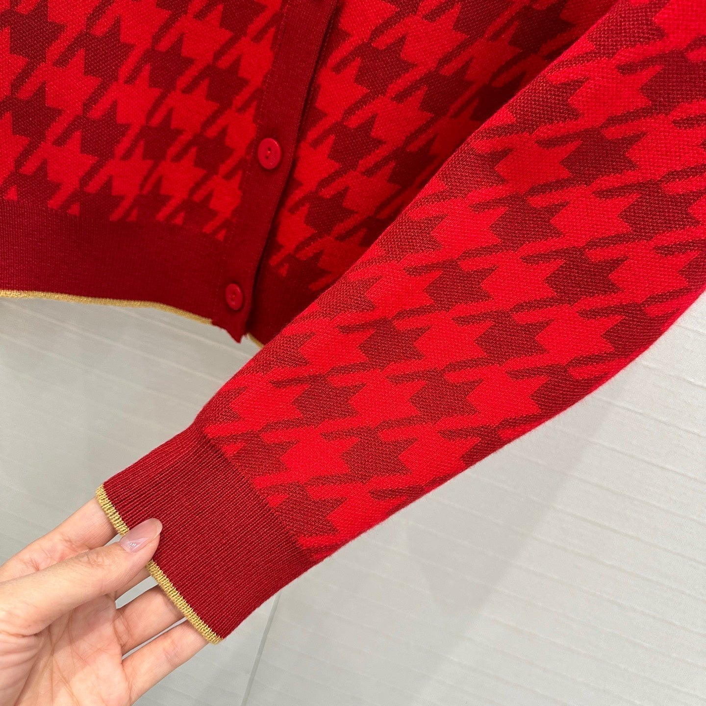 Cardigan en tricot pied-de-poule avec bordure dorée