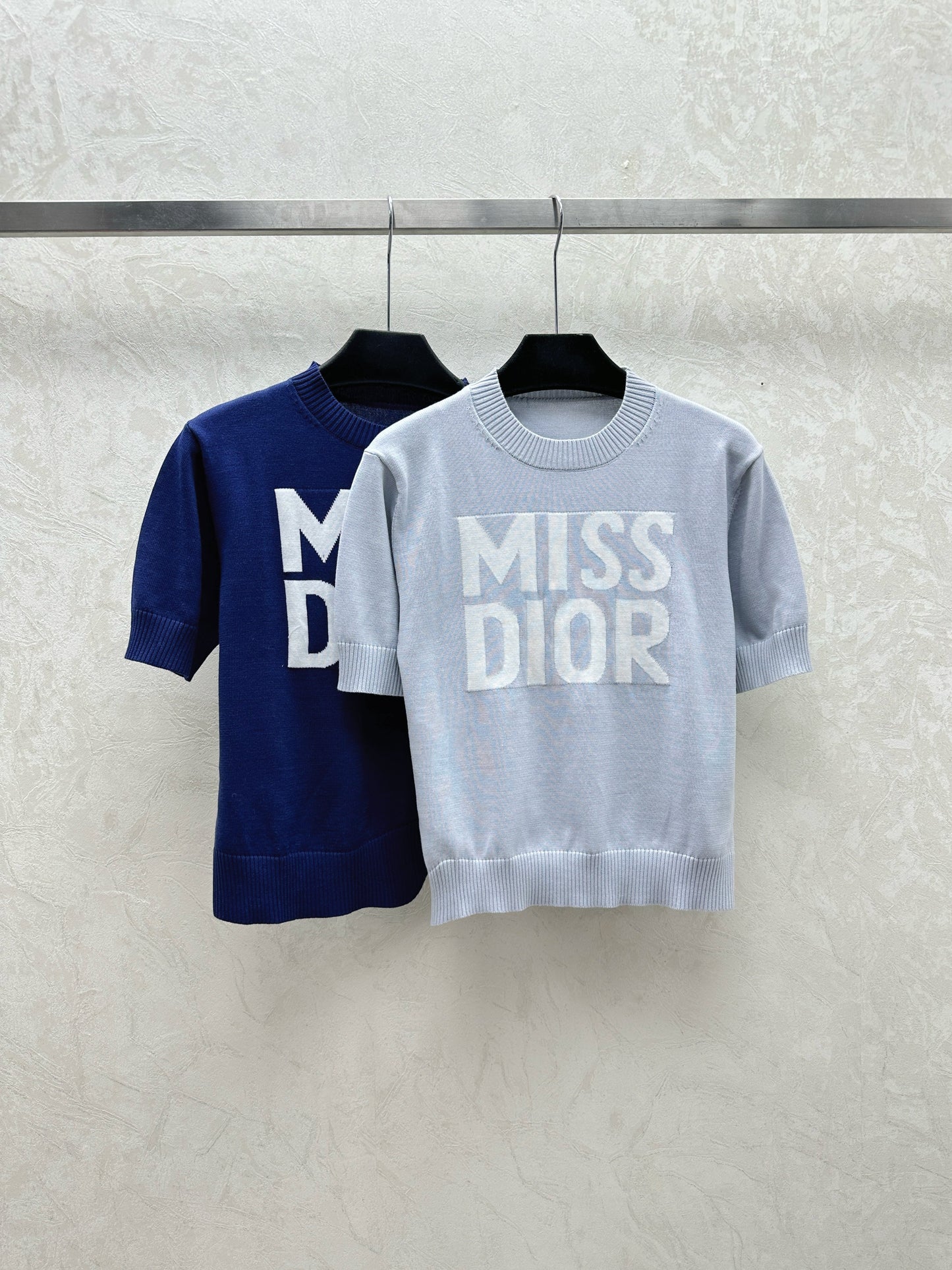 Einfaches, kontrastfarbenes, gestricktes Kurzarm-Oberteil mit Rundhalsausschnitt