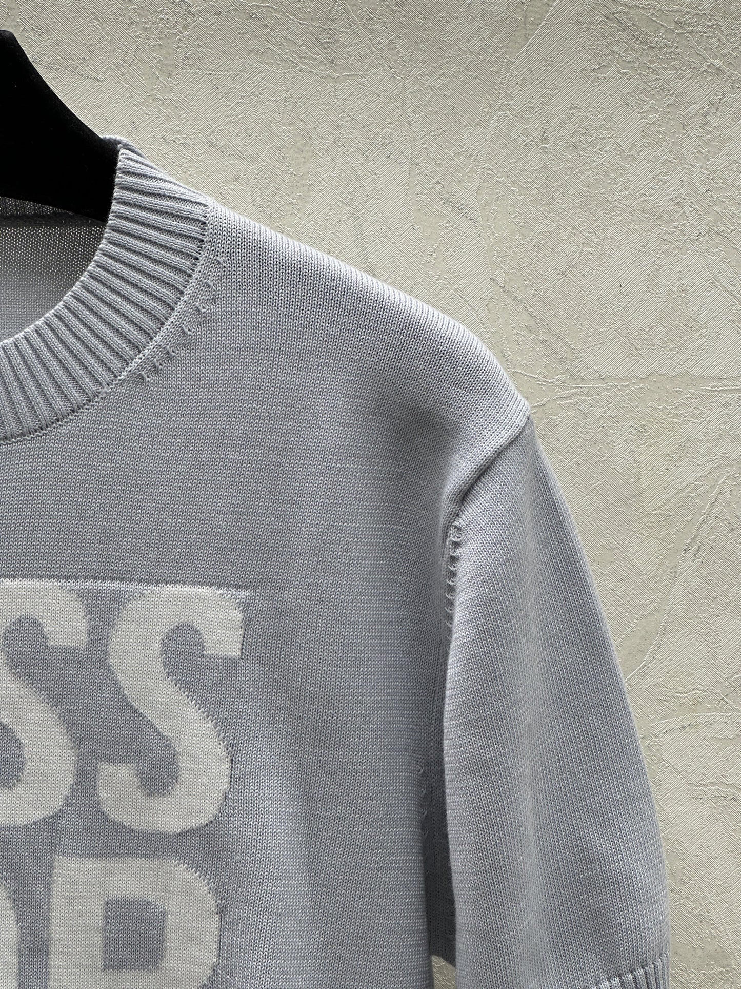 Einfaches, kontrastfarbenes, gestricktes Kurzarm-Oberteil mit Rundhalsausschnitt