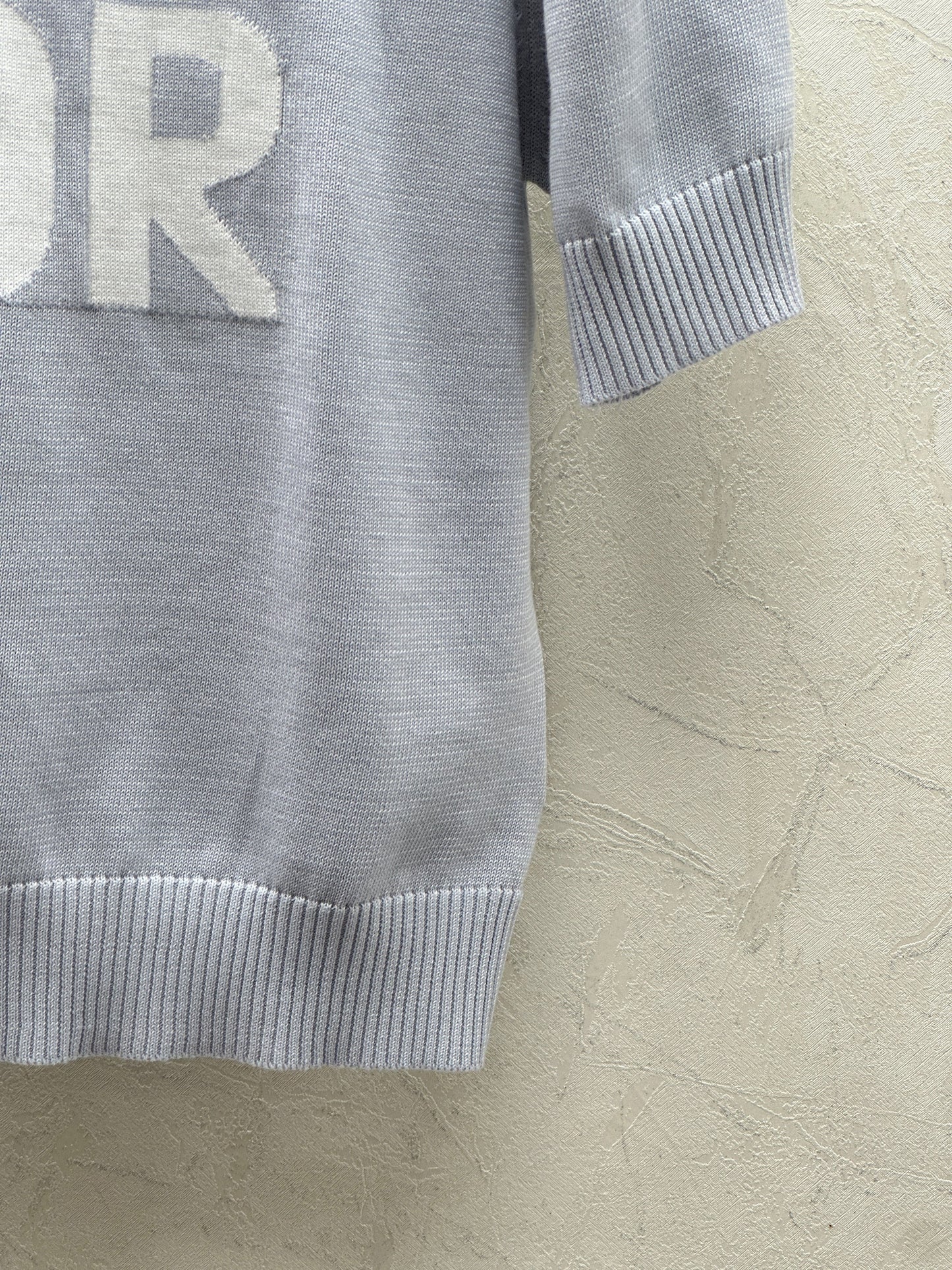 Einfaches, kontrastfarbenes, gestricktes Kurzarm-Oberteil mit Rundhalsausschnitt