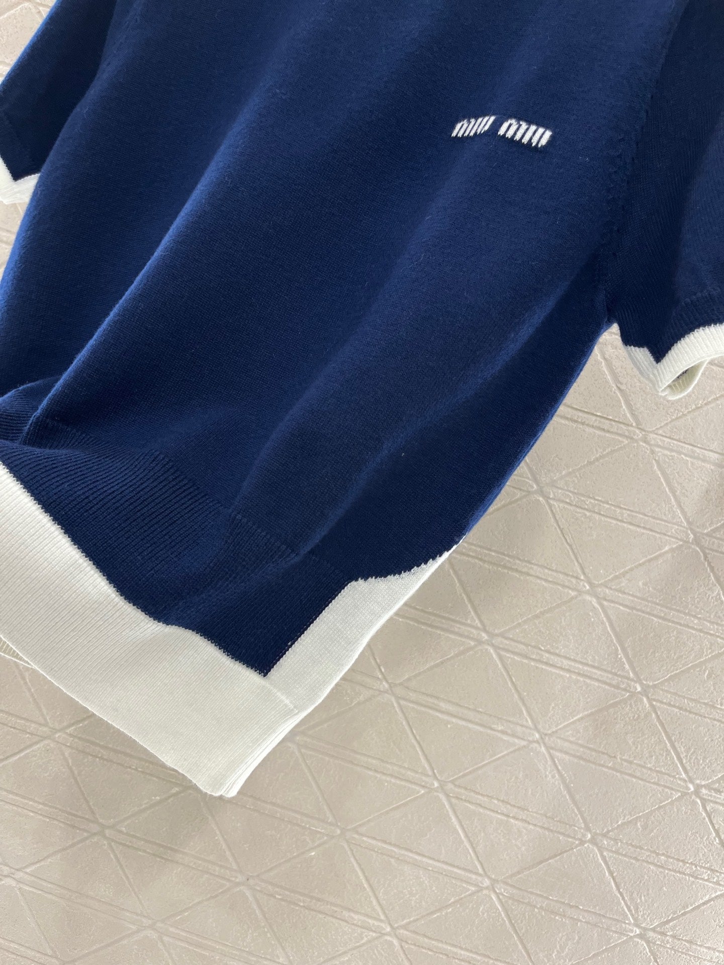 Strickoberteil mit Rundhalsausschnitt und kurzen Ärmeln