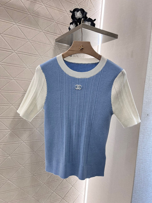 Rundhalsausschnitt, schmale Passform, kurze Ärmel