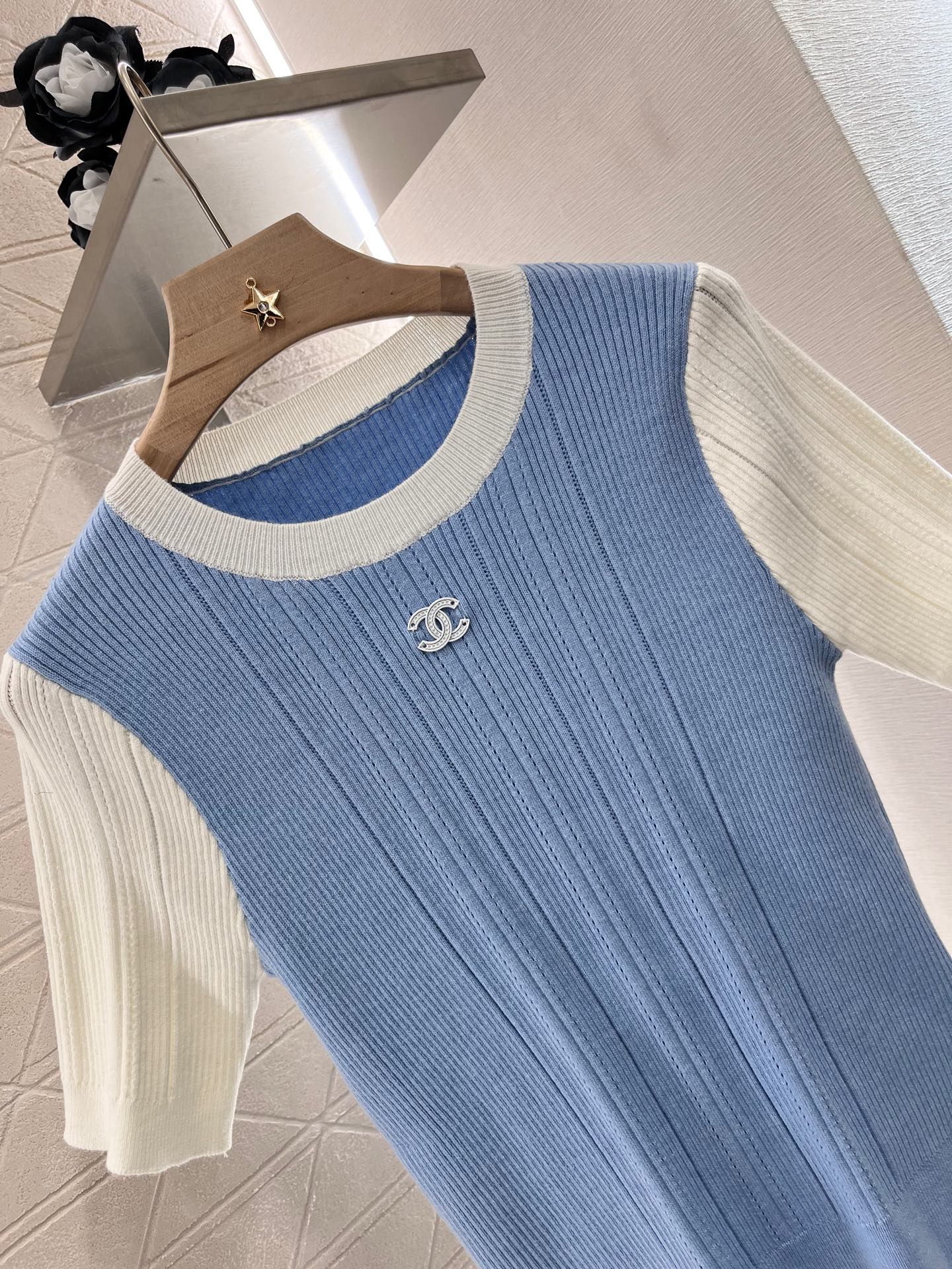 Rundhalsausschnitt, schmale Passform, kurze Ärmel