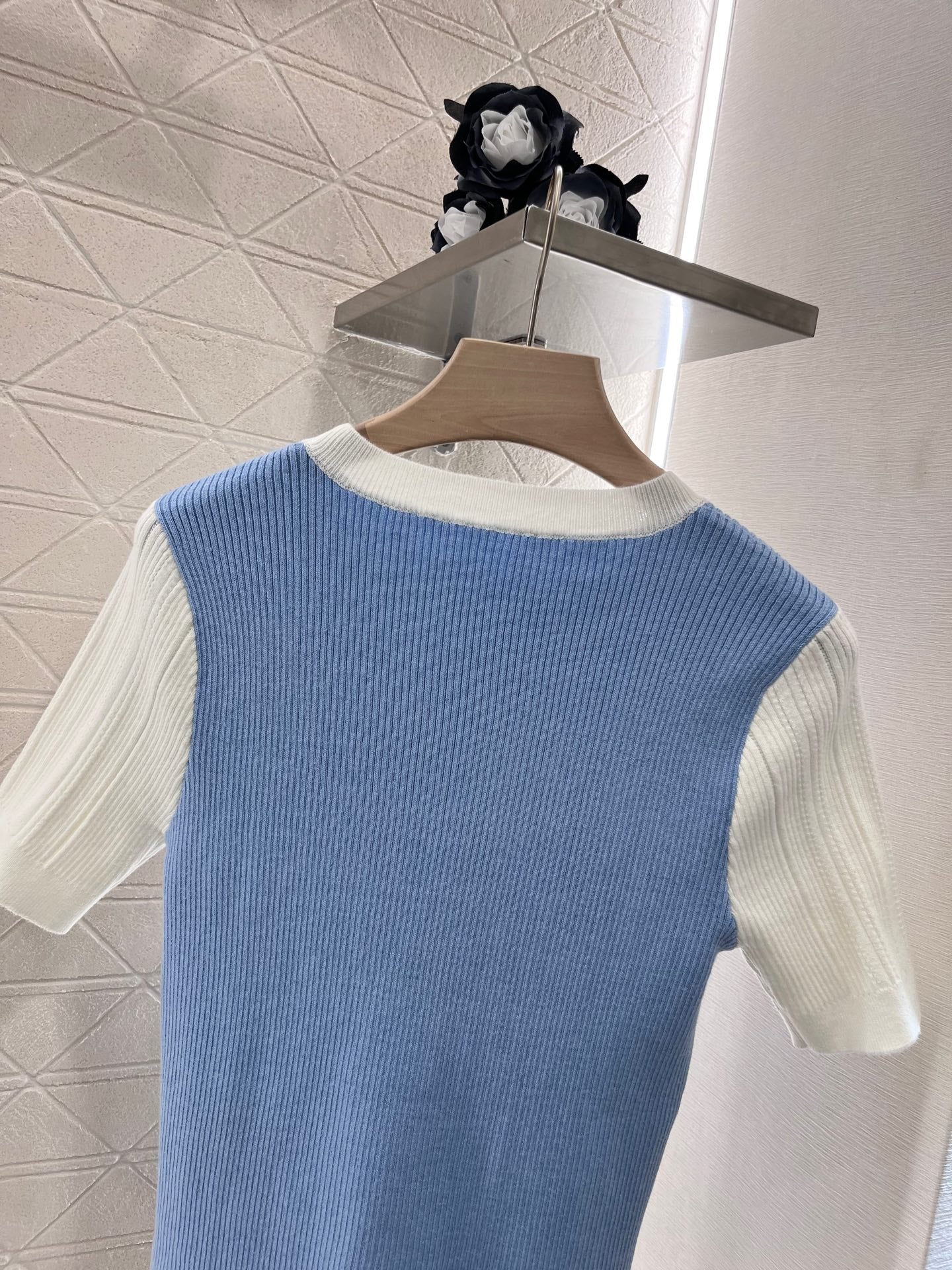 Rundhalsausschnitt, schmale Passform, kurze Ärmel