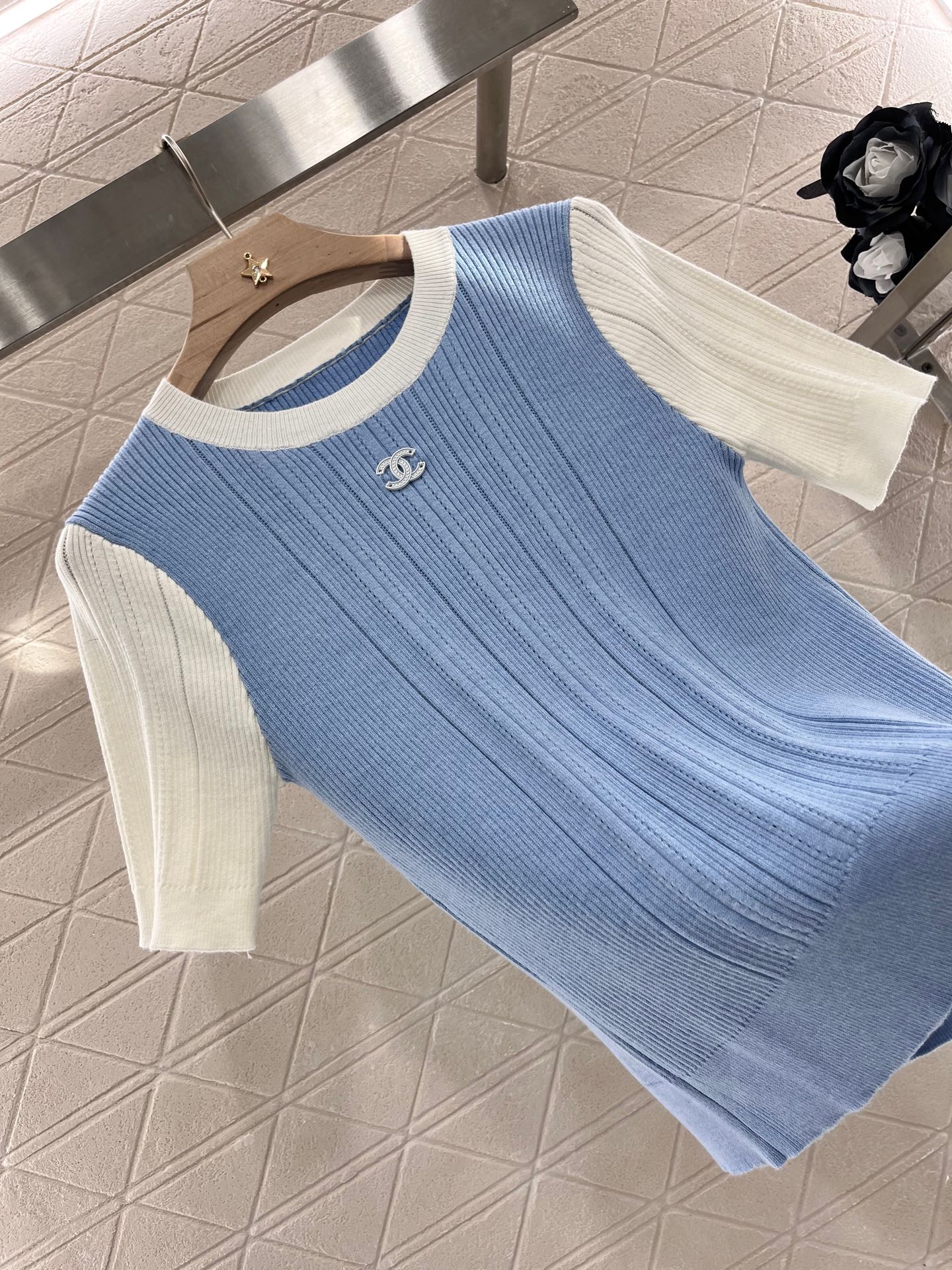 Rundhalsausschnitt, schmale Passform, kurze Ärmel