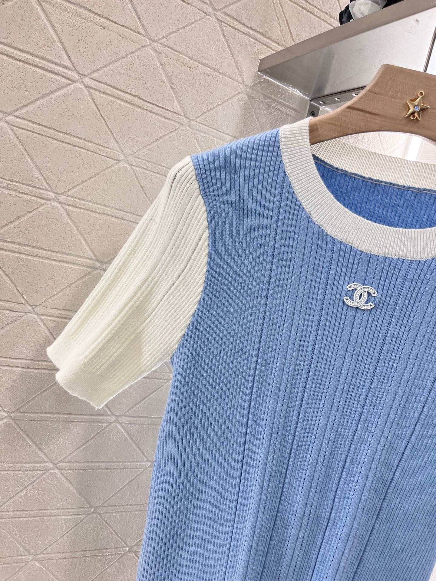 Rundhalsausschnitt, schmale Passform, kurze Ärmel