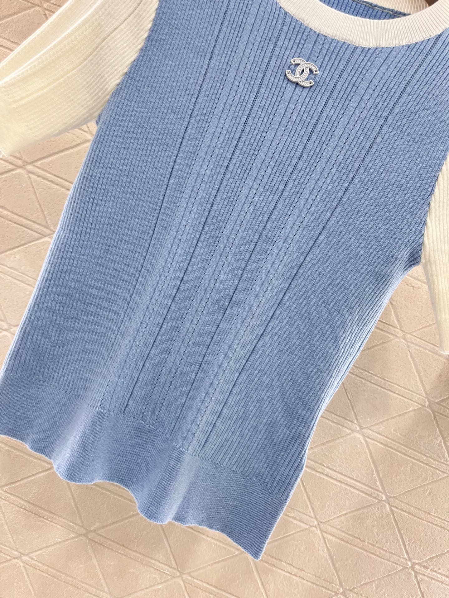 Rundhalsausschnitt, schmale Passform, kurze Ärmel