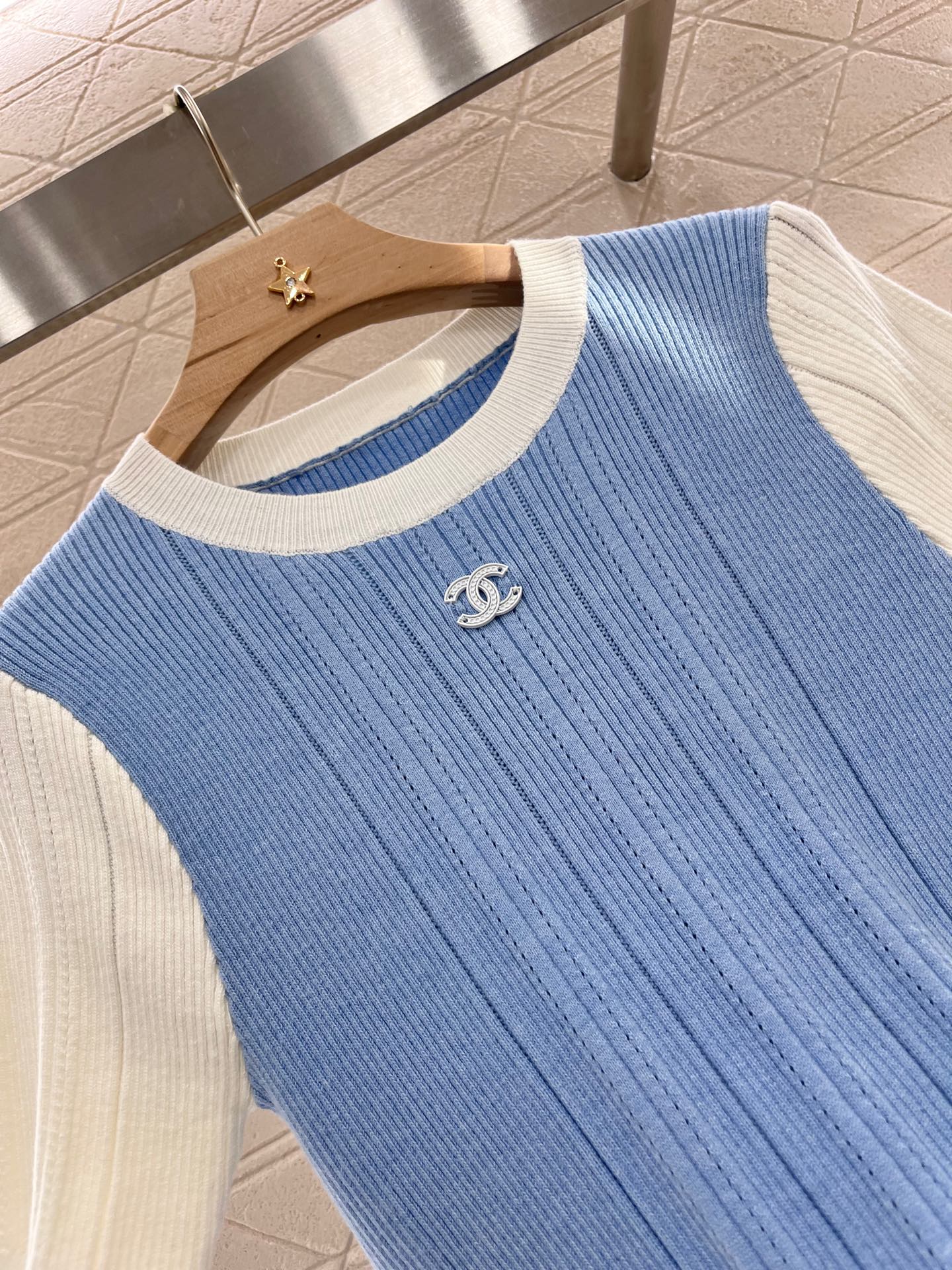 Rundhalsausschnitt, schmale Passform, kurze Ärmel