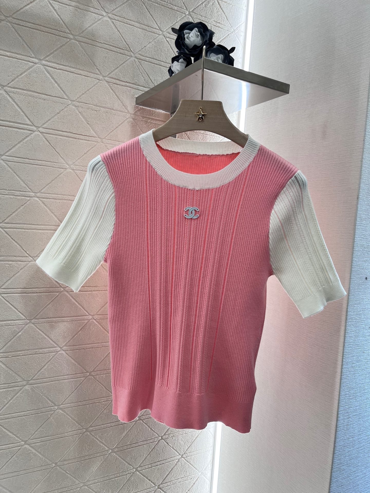 Rundhalsausschnitt, schmale Passform, kurze Ärmel