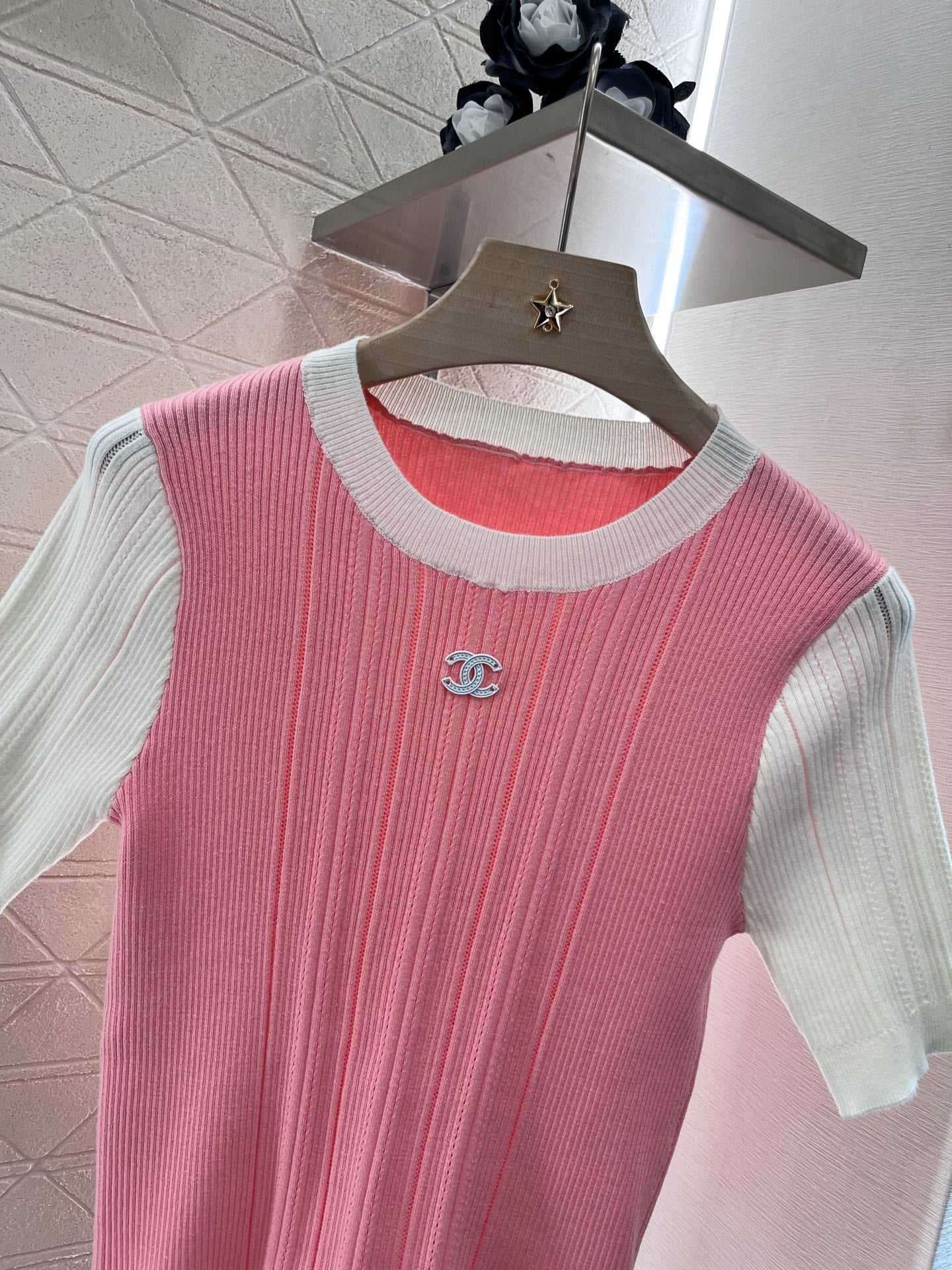 Rundhalsausschnitt, schmale Passform, kurze Ärmel