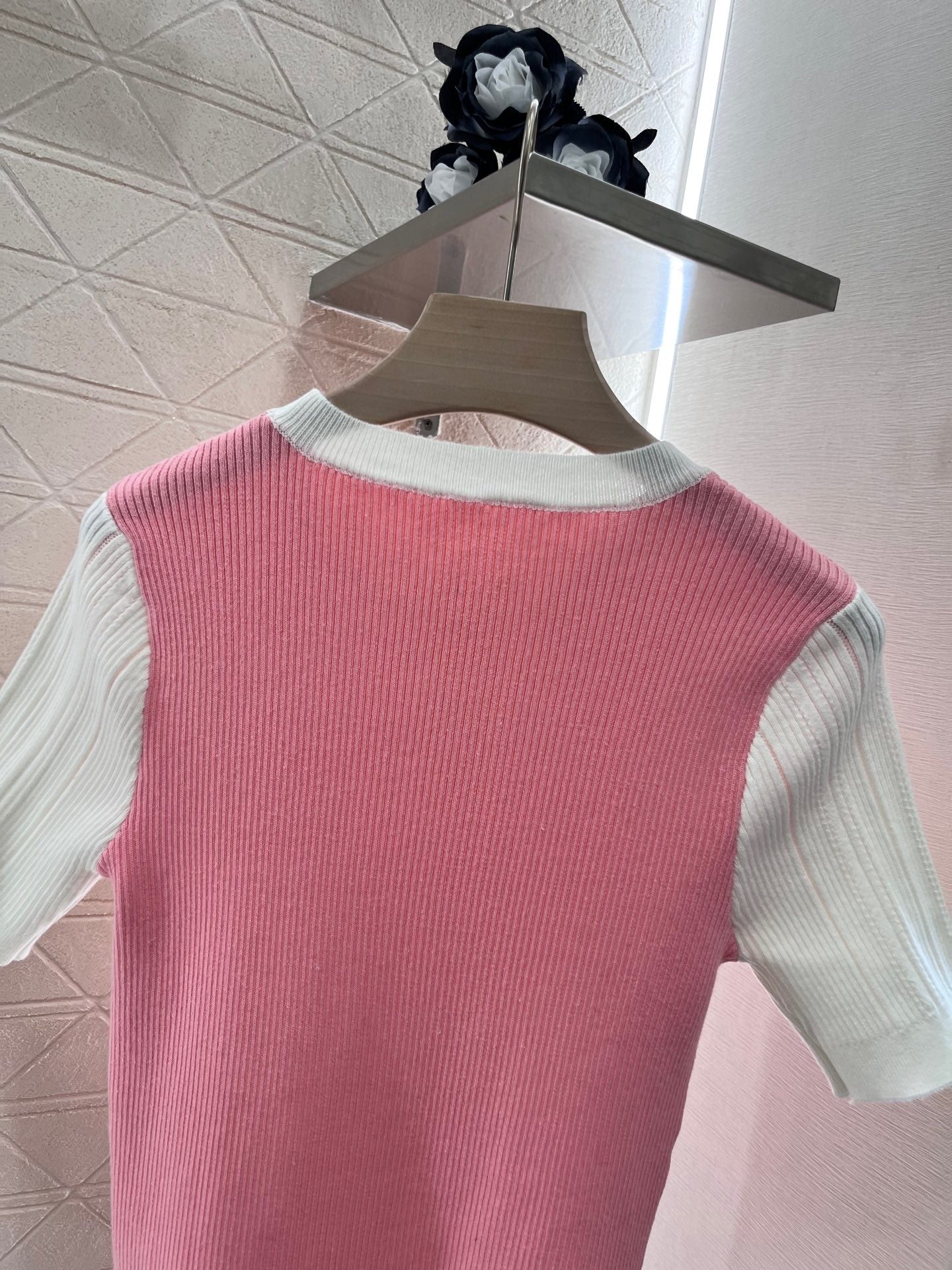 Rundhalsausschnitt, schmale Passform, kurze Ärmel