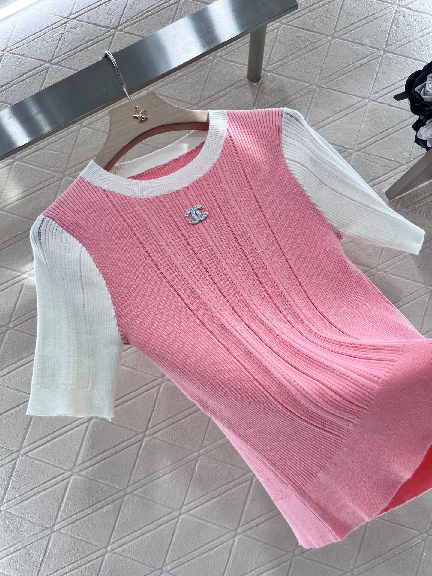 Rundhalsausschnitt, schmale Passform, kurze Ärmel