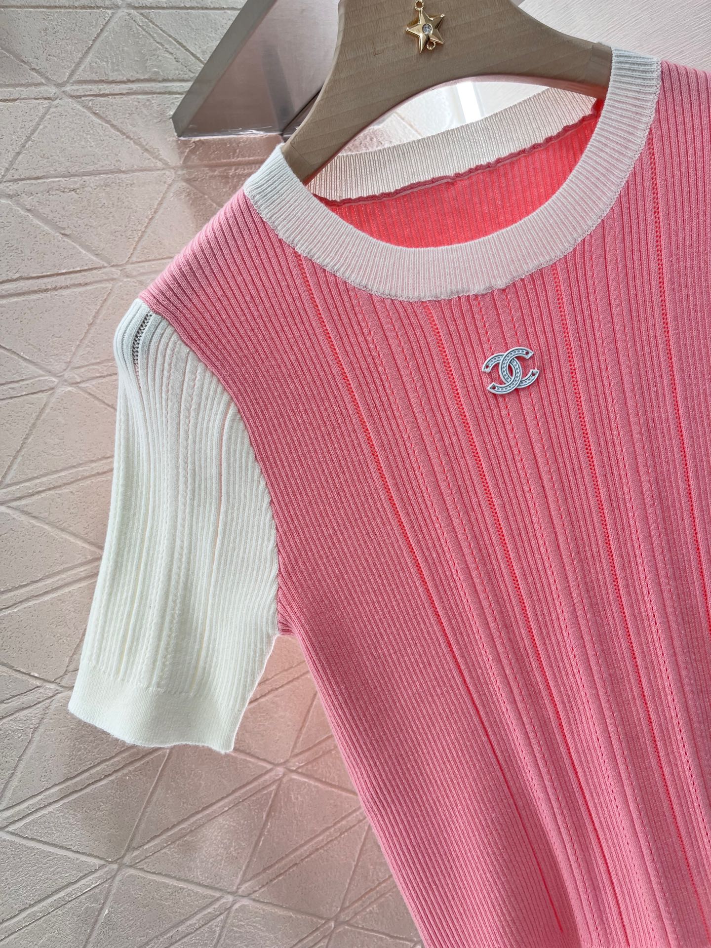 Rundhalsausschnitt, schmale Passform, kurze Ärmel