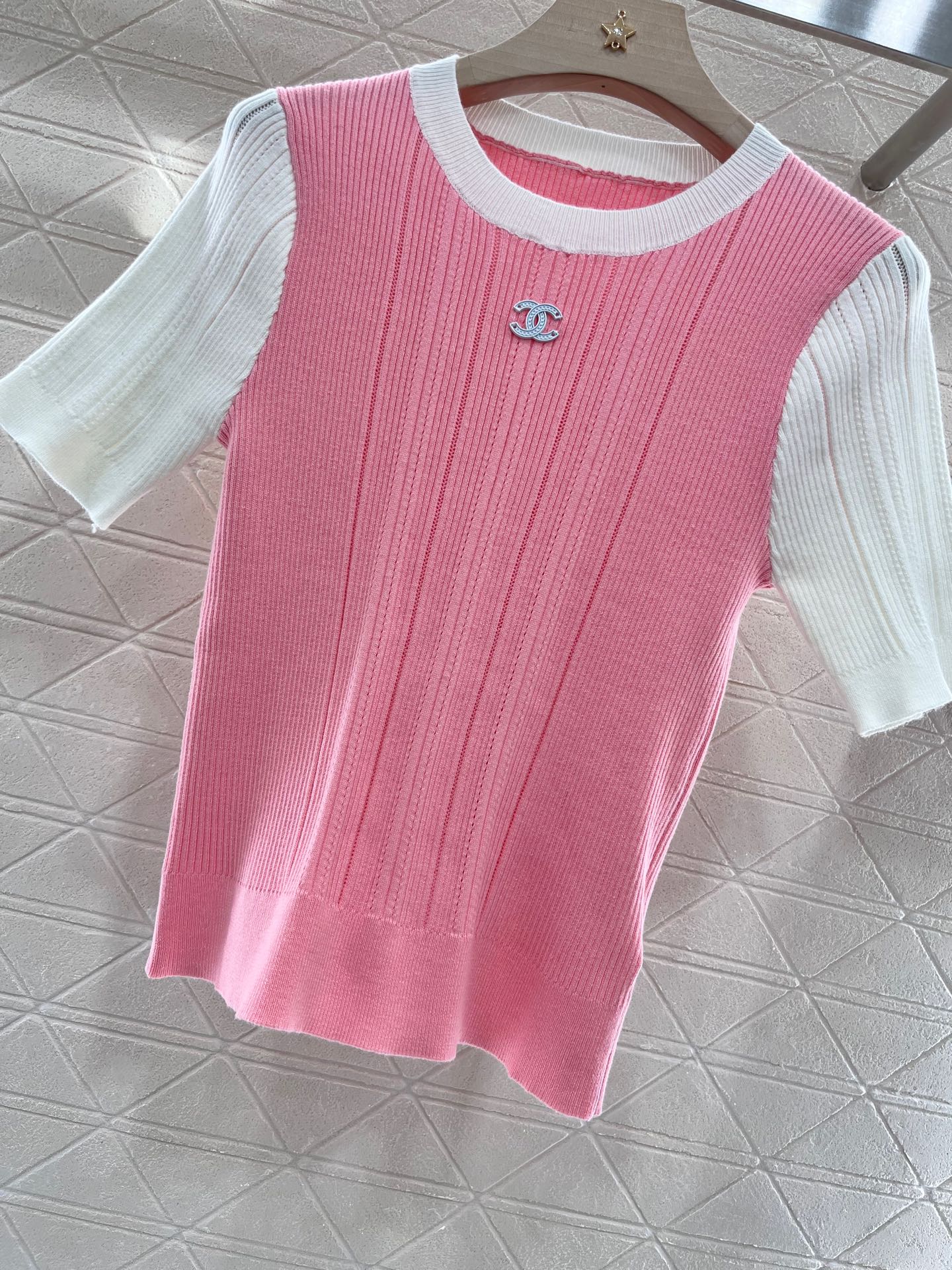 Rundhalsausschnitt, schmale Passform, kurze Ärmel