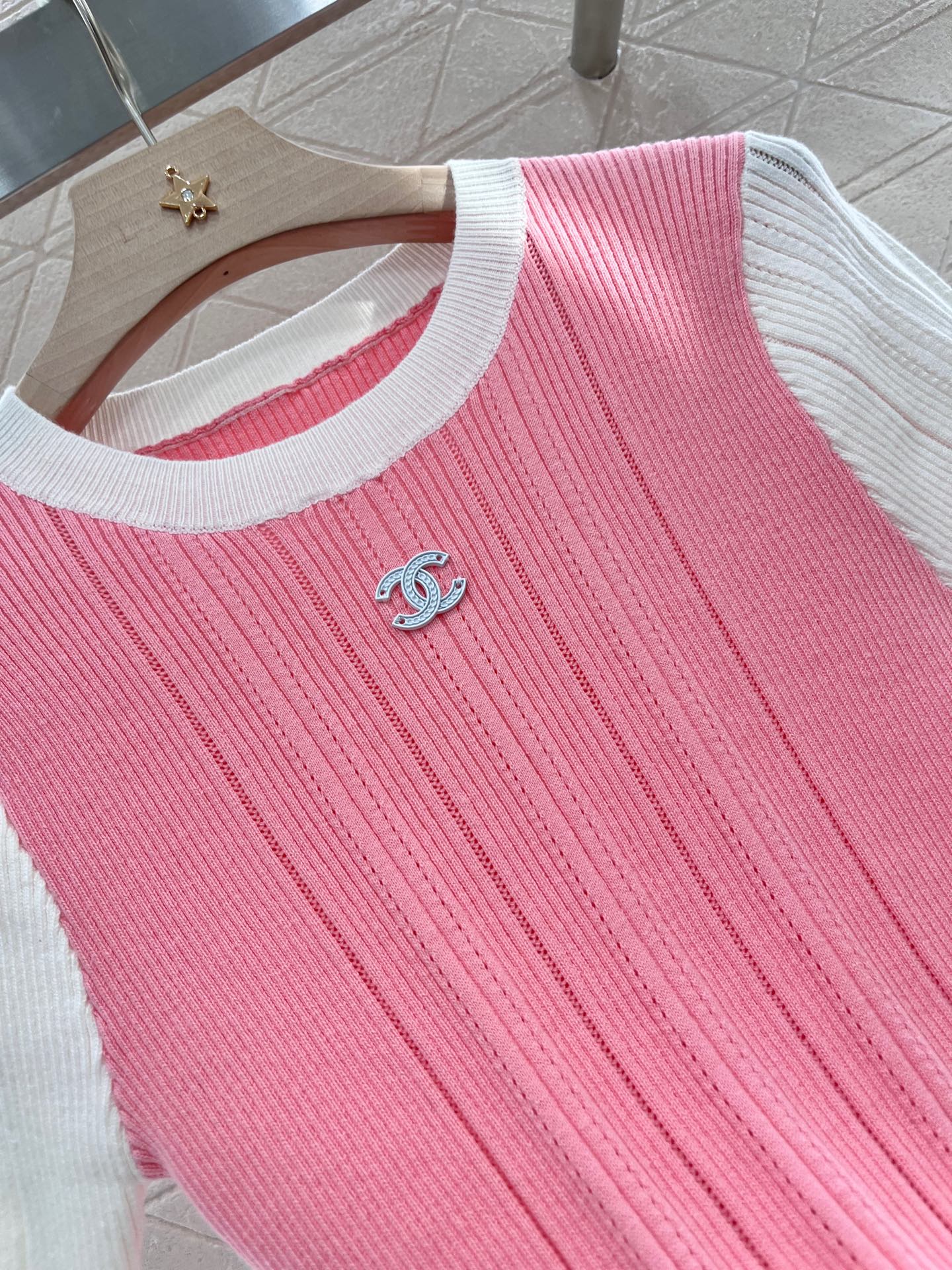 Rundhalsausschnitt, schmale Passform, kurze Ärmel