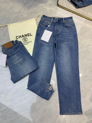 Straight-leg jeans with ripped hems