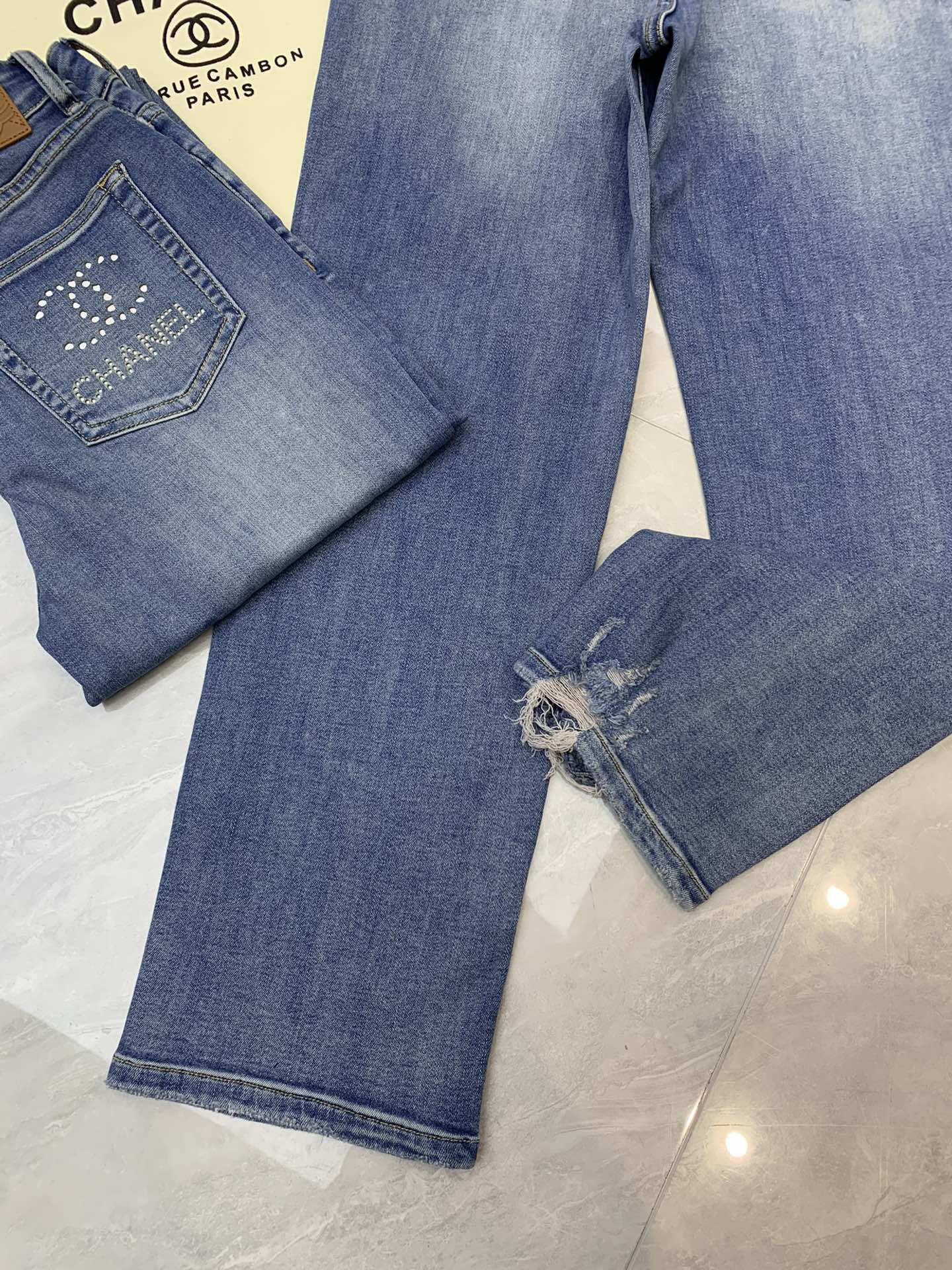 Gerade geschnittene Jeans mit zerrissenen Säumen