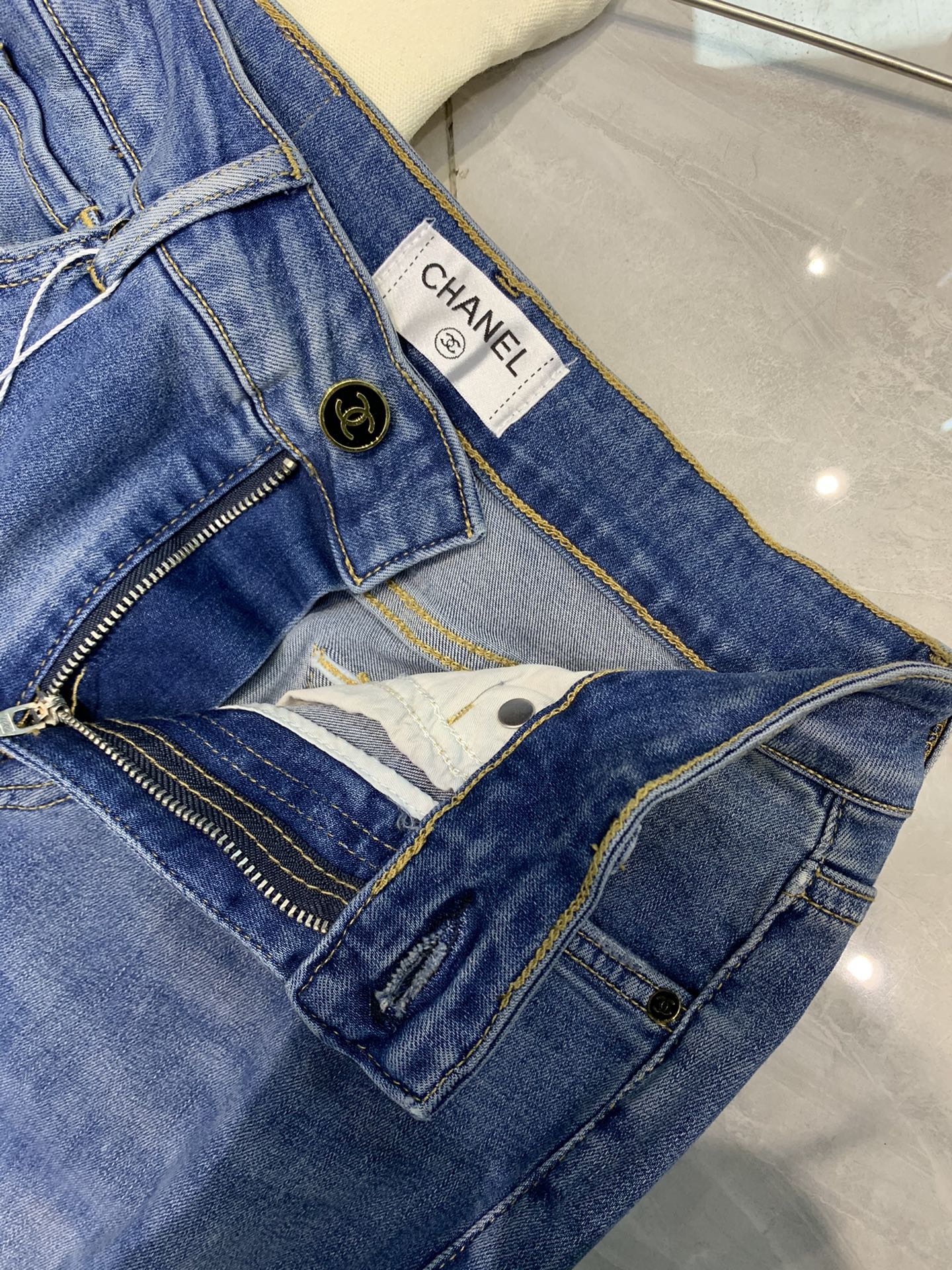 Gerade geschnittene Jeans mit zerrissenen Säumen