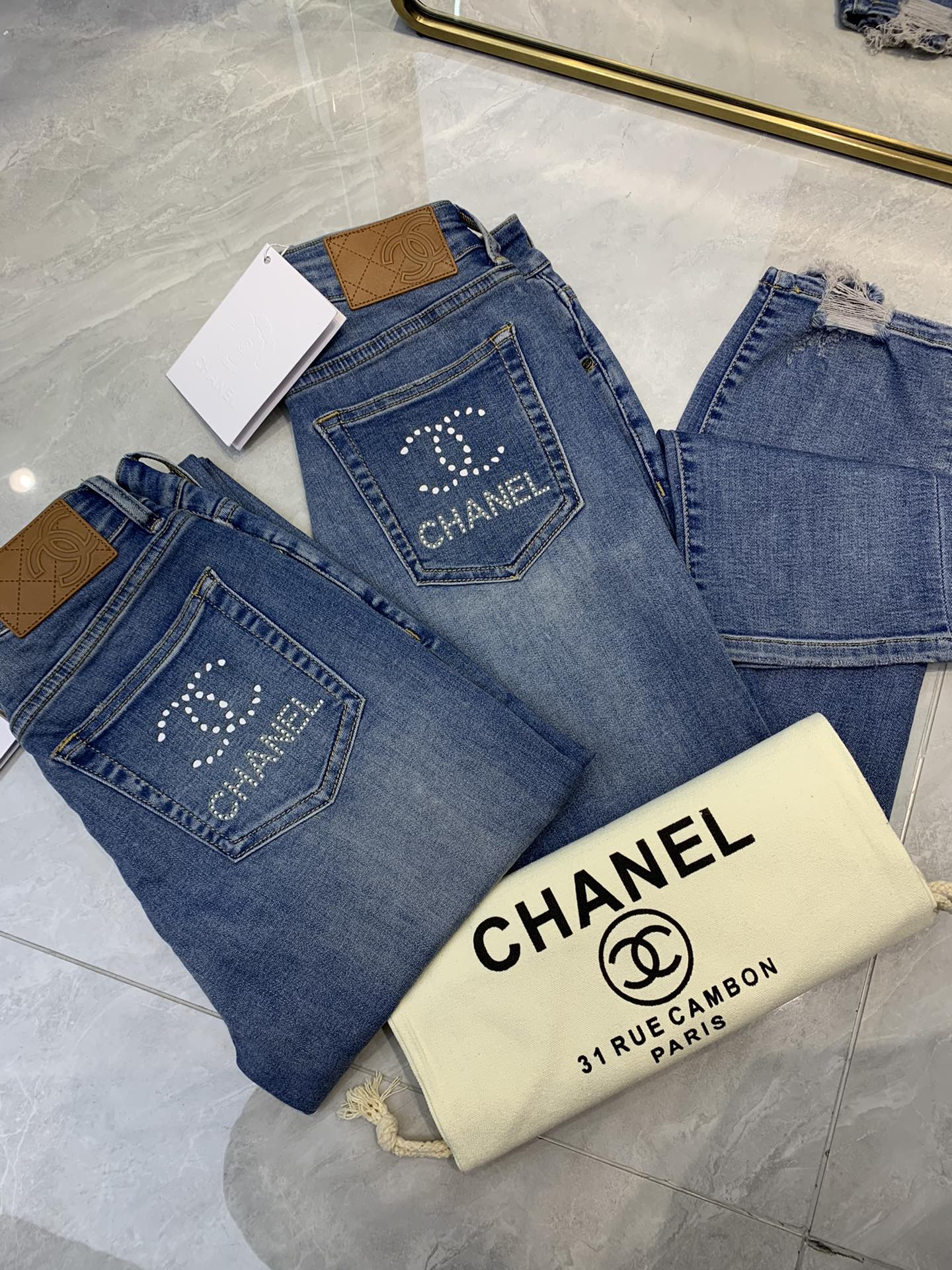 Gerade geschnittene Jeans mit zerrissenen Säumen