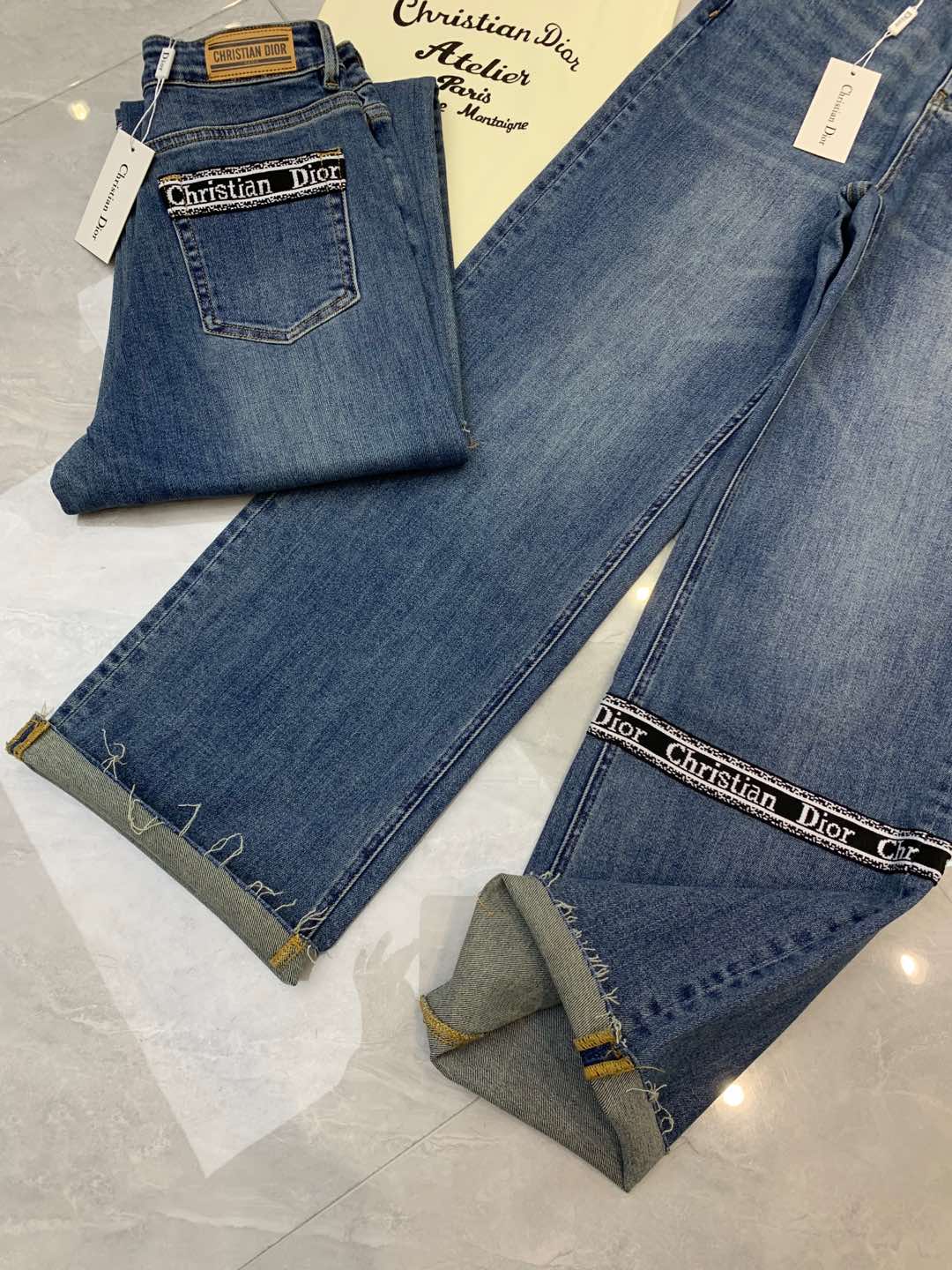 Gerade Jeans mit Schleifendesign