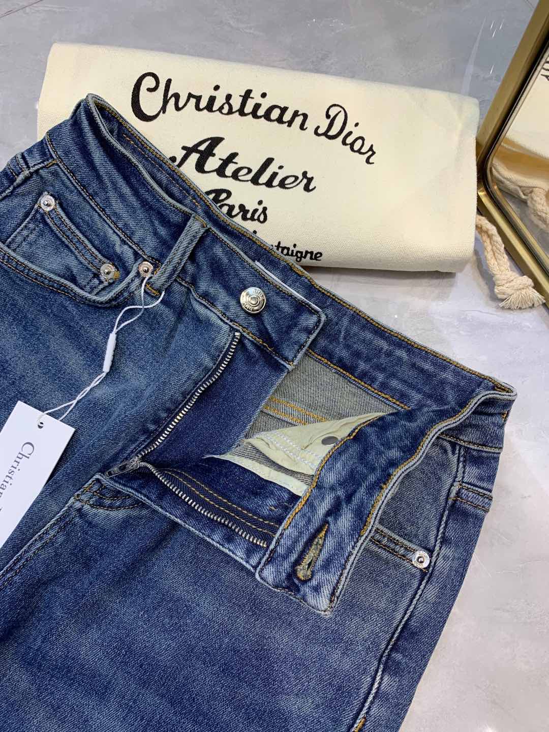 Gerade Jeans mit Schleifendesign