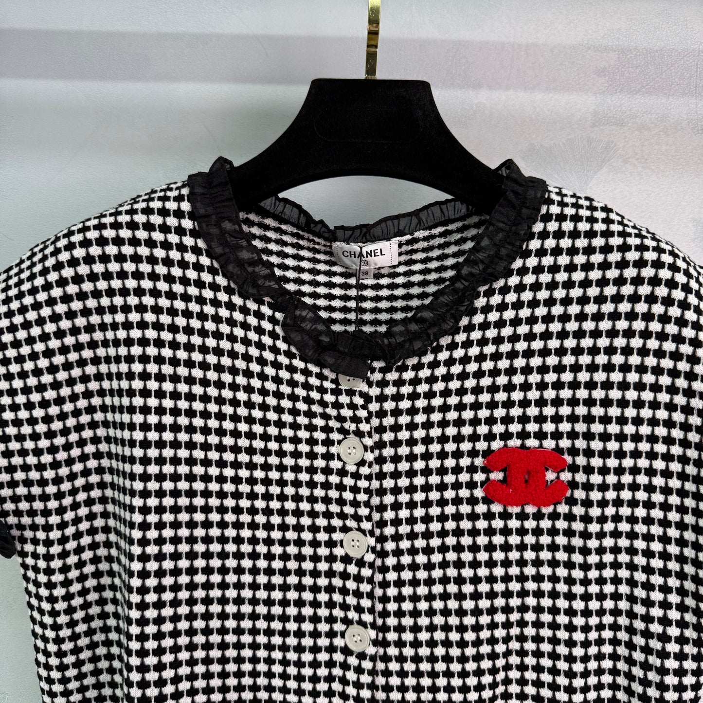 Kurzärmlige Strickjacke mit Hahnentrittmuster