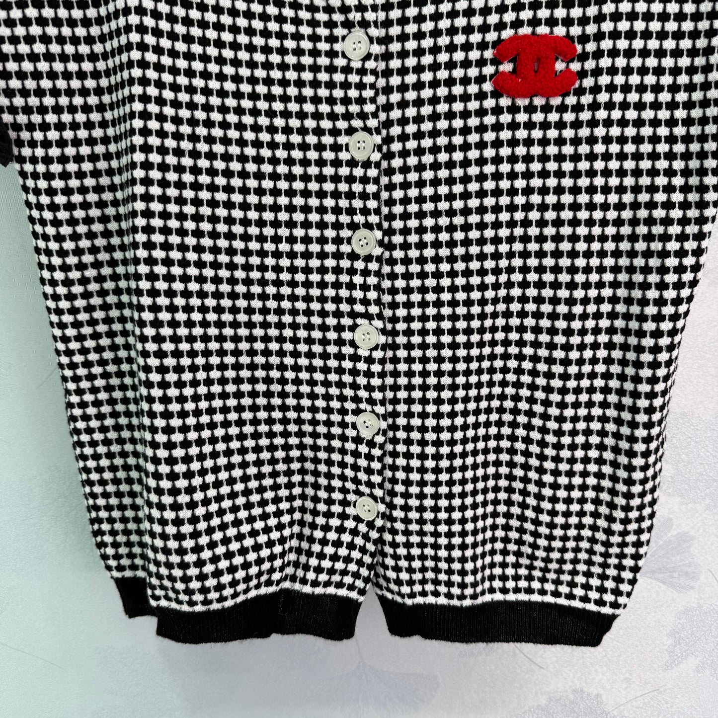 Kurzärmlige Strickjacke mit Hahnentrittmuster