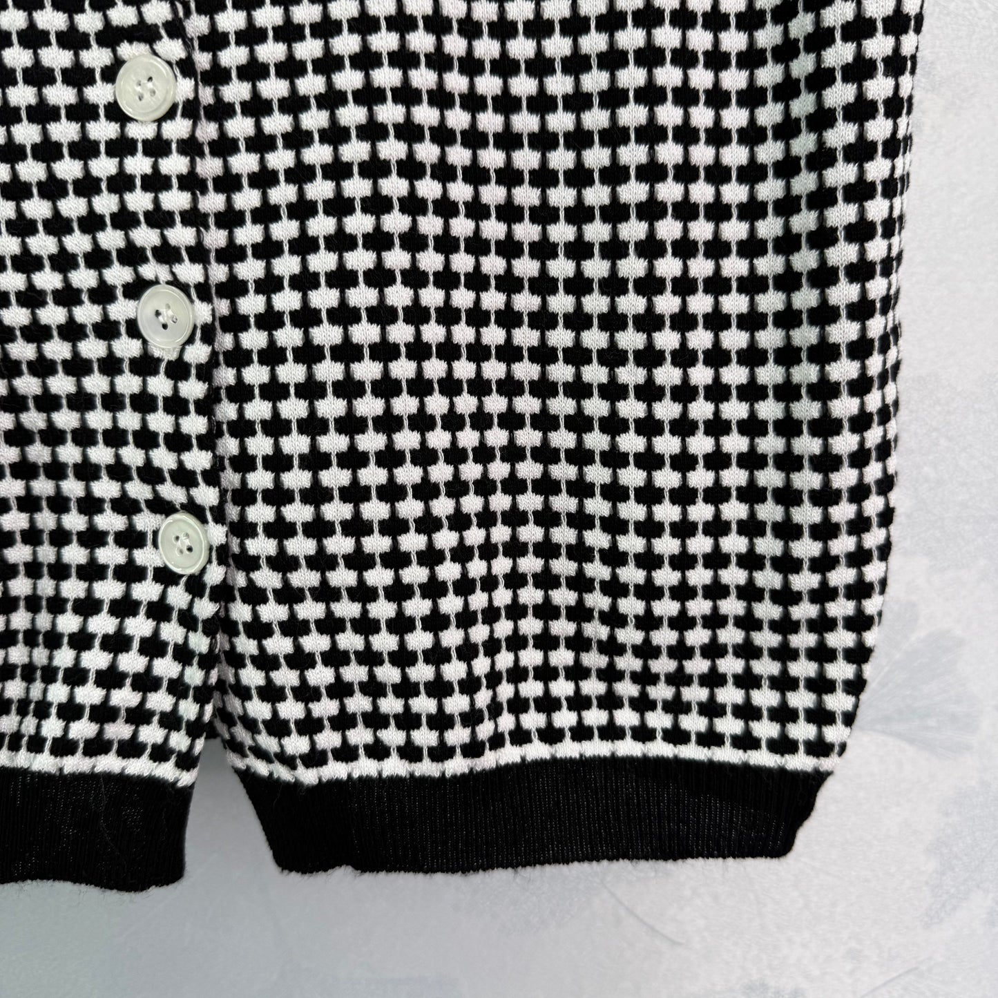 Kurzärmlige Strickjacke mit Hahnentrittmuster