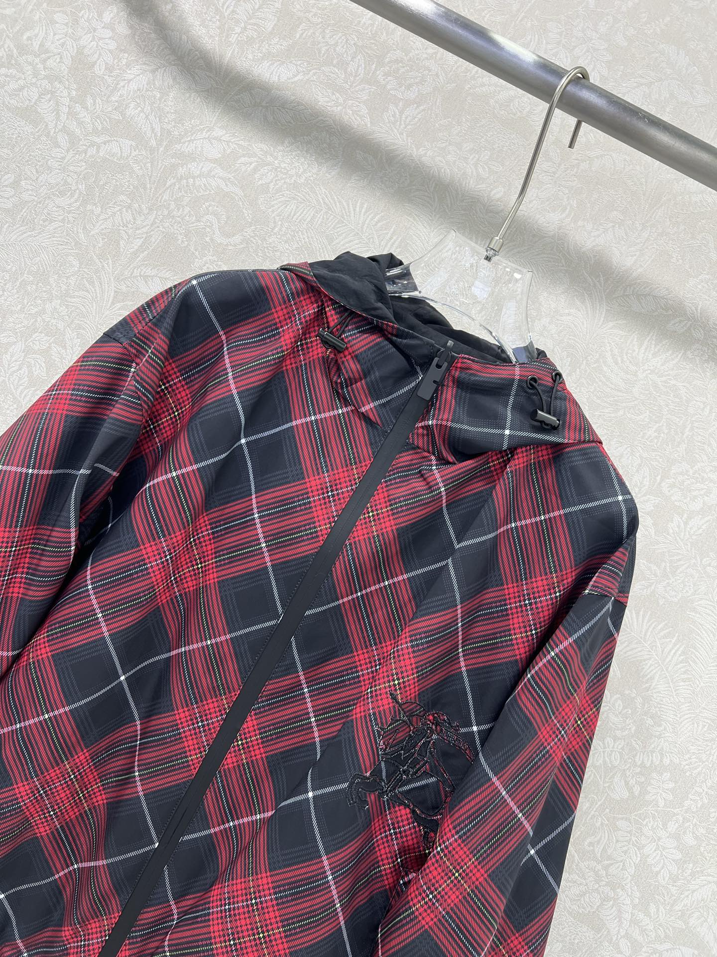 Veste réversible en laine jacquard à capuche et fermeture éclair