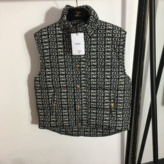 All-over letter print stand-up collar sleeveless vest