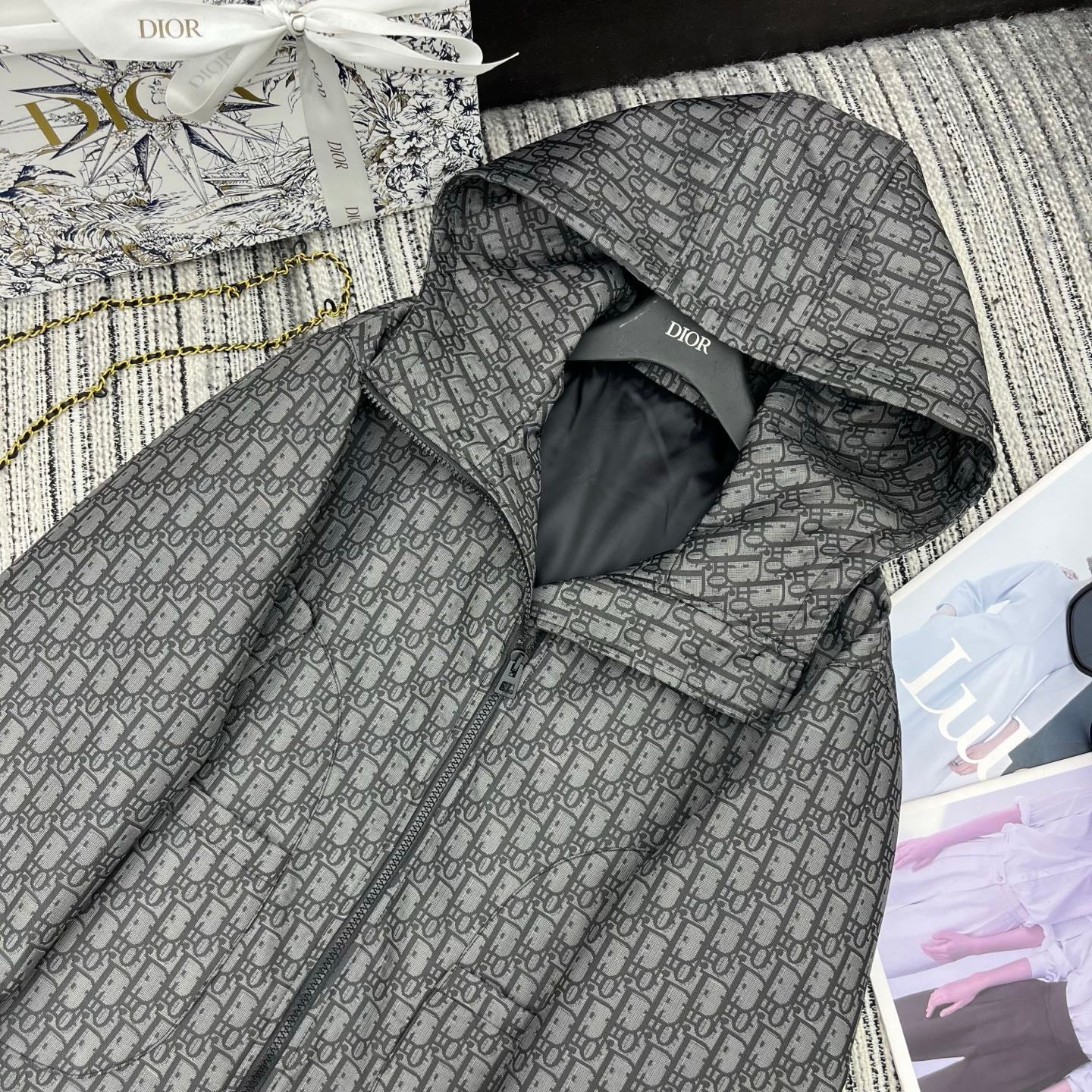 Wendbare Jacquard-Wolljacke mit Kapuze und Reißverschluss