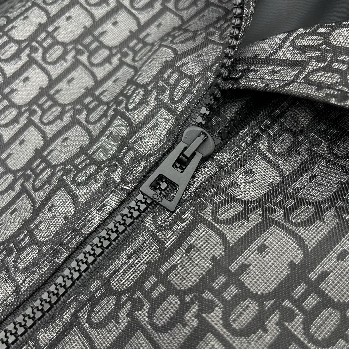 Wendbare Jacquard-Wolljacke mit Kapuze und Reißverschluss