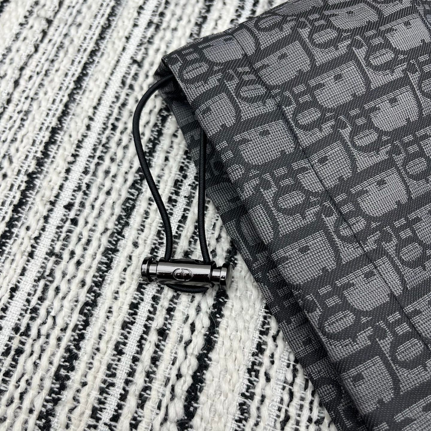 Wendbare Jacquard-Wolljacke mit Kapuze und Reißverschluss