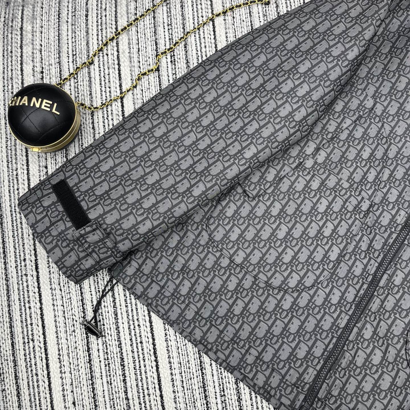 Wendbare Jacquard-Wolljacke mit Kapuze und Reißverschluss