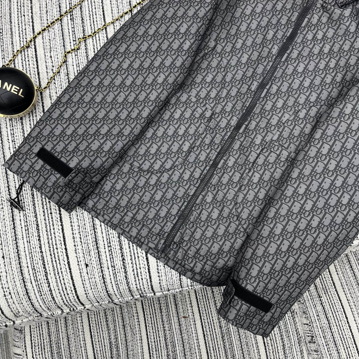 Wendbare Jacquard-Wolljacke mit Kapuze und Reißverschluss