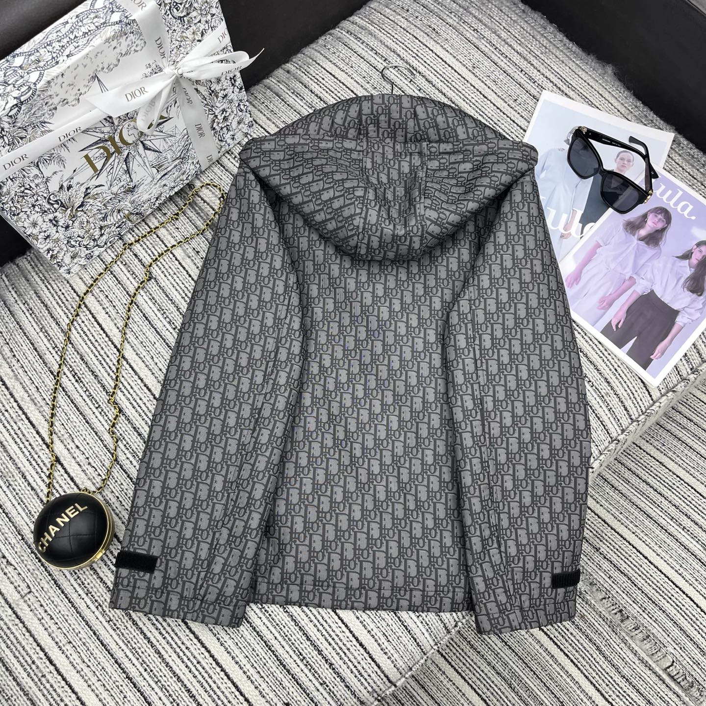 Wendbare Jacquard-Wolljacke mit Kapuze und Reißverschluss