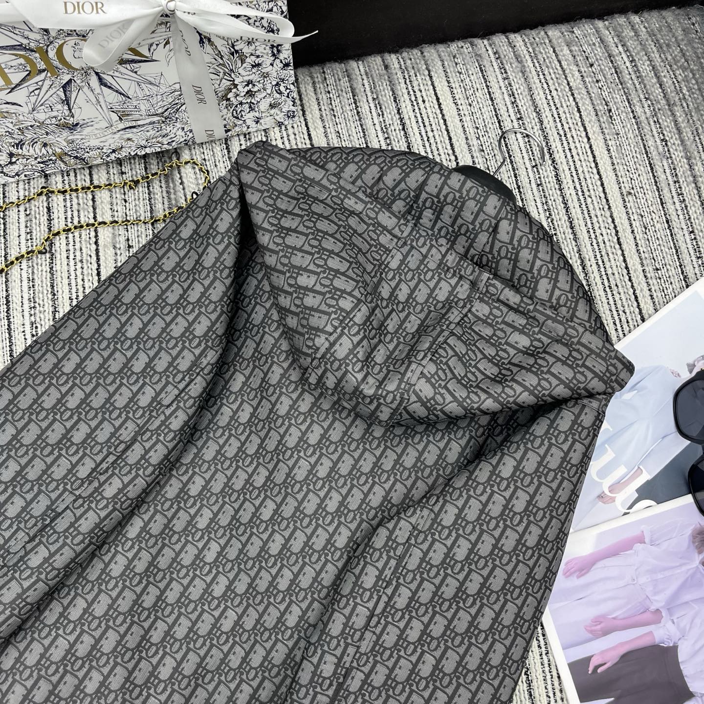 Wendbare Jacquard-Wolljacke mit Kapuze und Reißverschluss