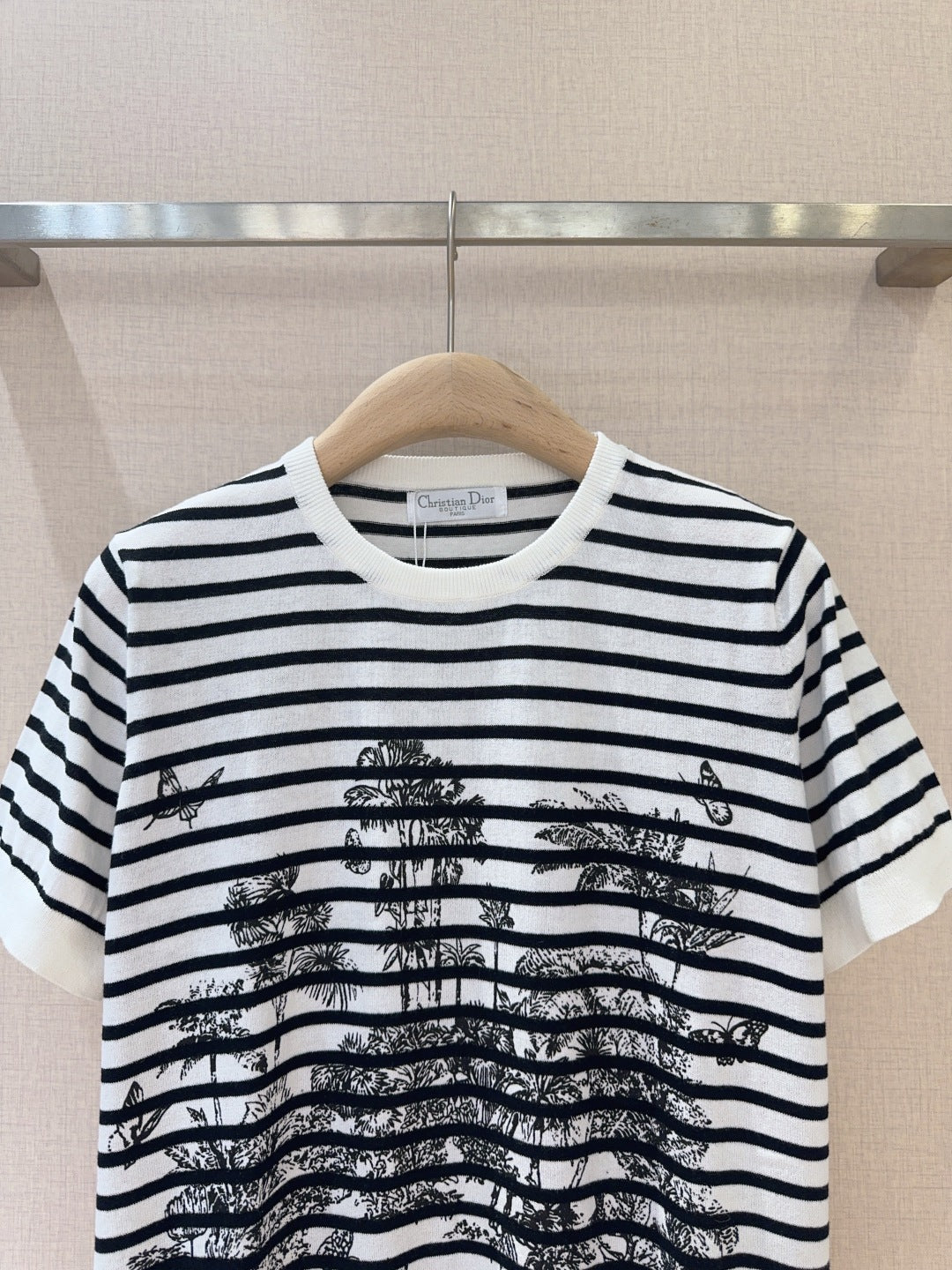 Rundhalsausschnitt, kurze Ärmel, floraler Fünfsterndruck