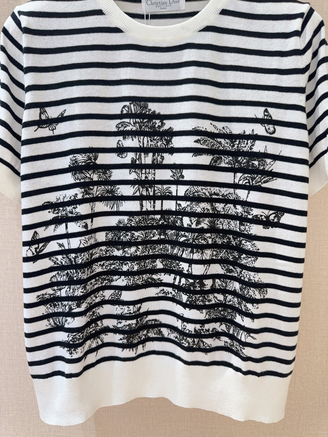 Rundhalsausschnitt, kurze Ärmel, floraler Fünfsterndruck