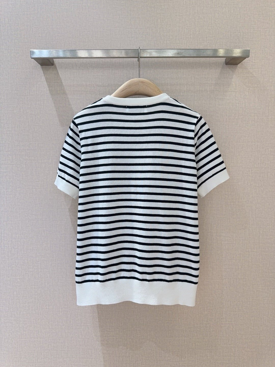 Rundhalsausschnitt, kurze Ärmel, floraler Fünfsterndruck