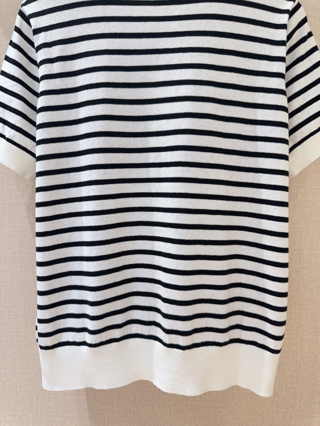 Rundhalsausschnitt, kurze Ärmel, floraler Fünfsterndruck