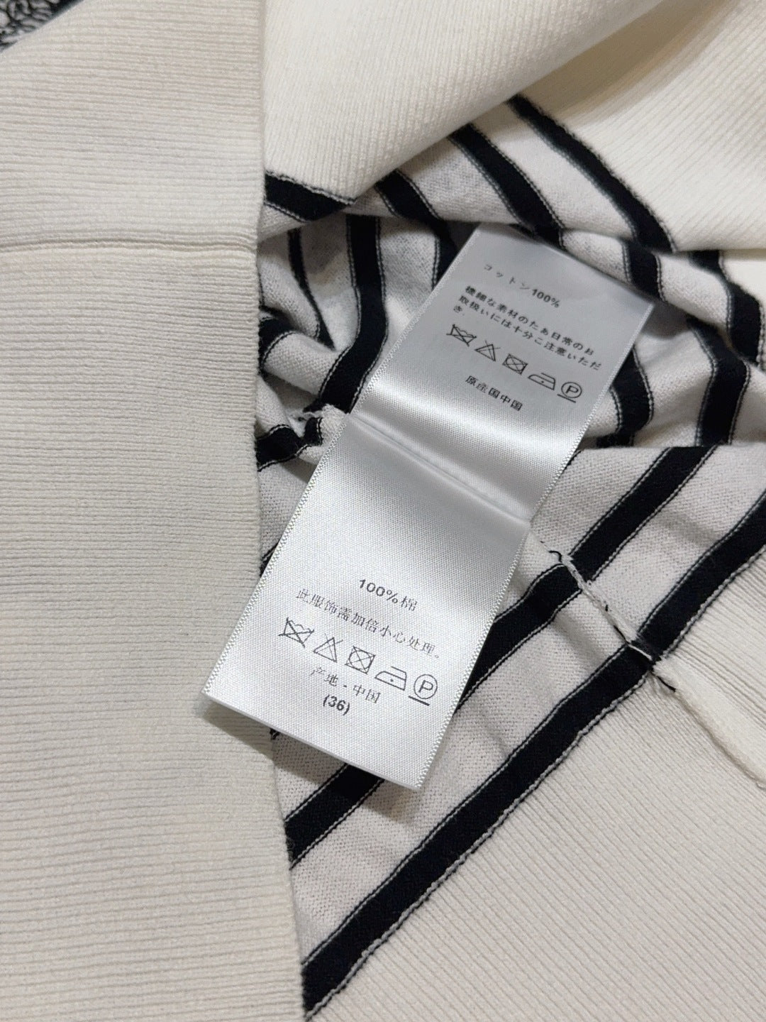 Rundhalsausschnitt, kurze Ärmel, floraler Fünfsterndruck