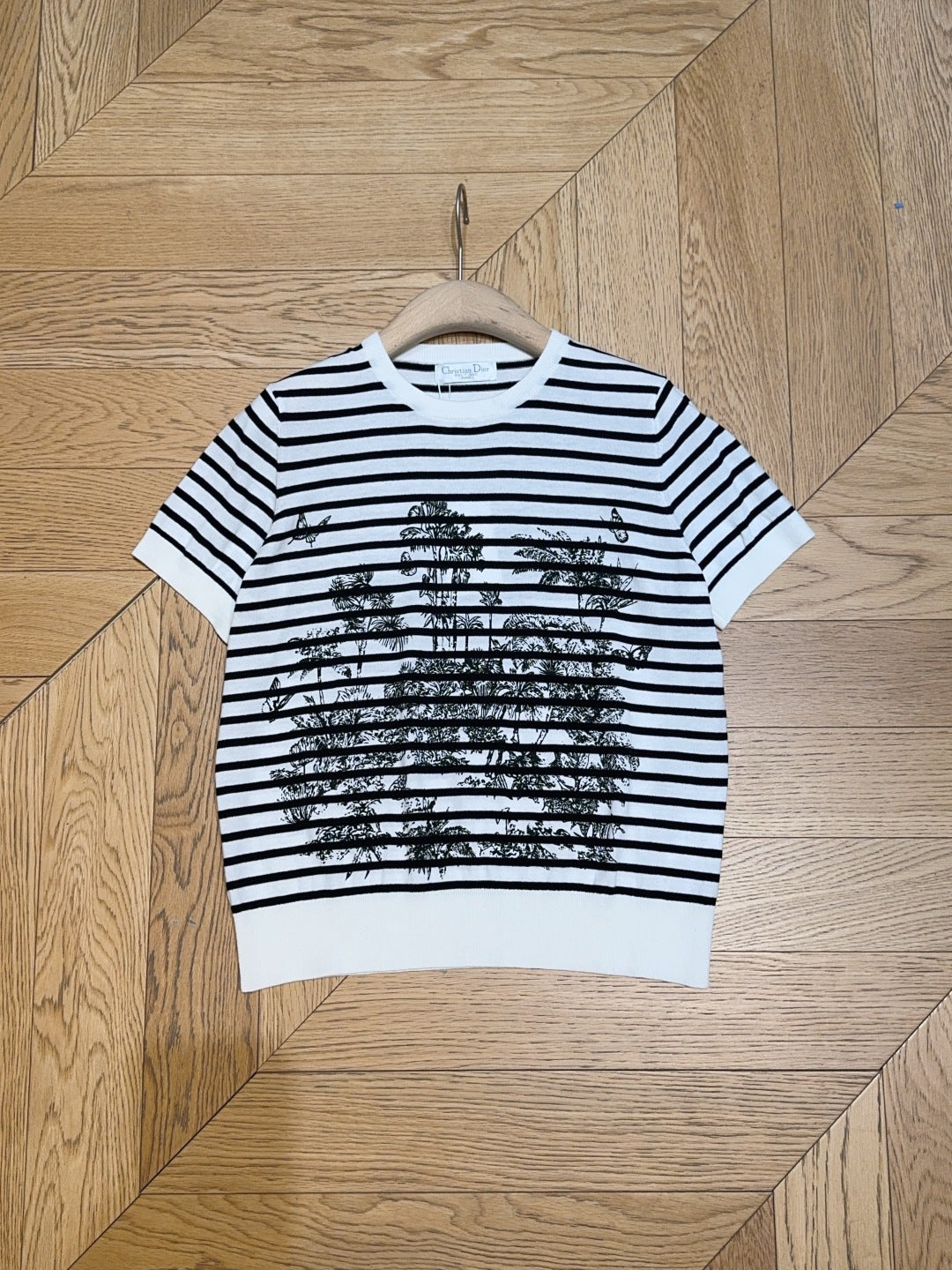 Rundhalsausschnitt, kurze Ärmel, floraler Fünfsterndruck