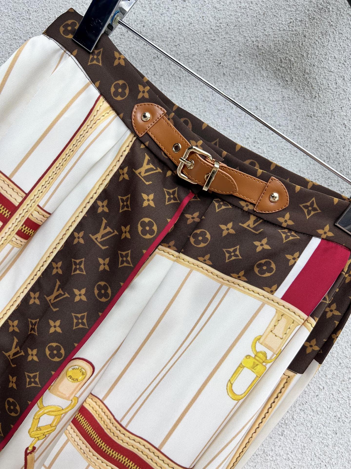 Set aus gewebter Jacke und Rock mit Karomuster